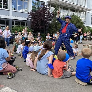 Auftritt Zaubershow mit Clown Zauberer Ballonmodellage bei dem Auftritt mit Zaubershow mit Clown Zauberer